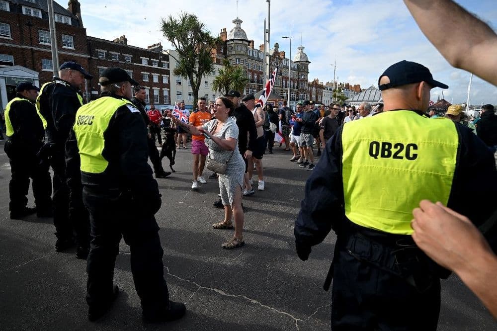 Royaume-Uni: réunion de crise à Downing Street après un week-end d'émeutes d'extrême droite