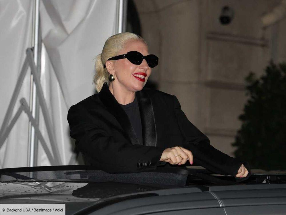 JO 2024 : Lady Gaga émerveille ses fans en improvisant un mini-concert devant son hôtel