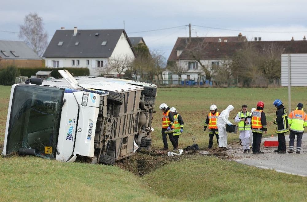 Un car scolaire se renverse en Eure-et-Loir: une lycéenne tuée, 20 blessés