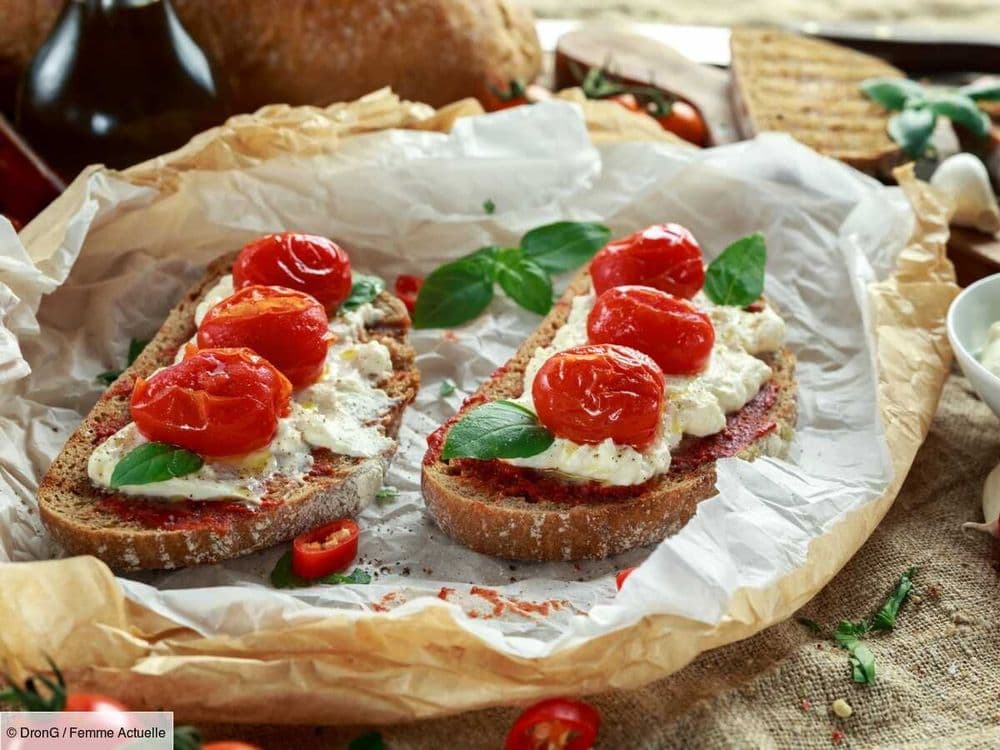 Repas express : la recette du toast aux tomates cerise confites et à la burrata qui nous rappelle l’été
