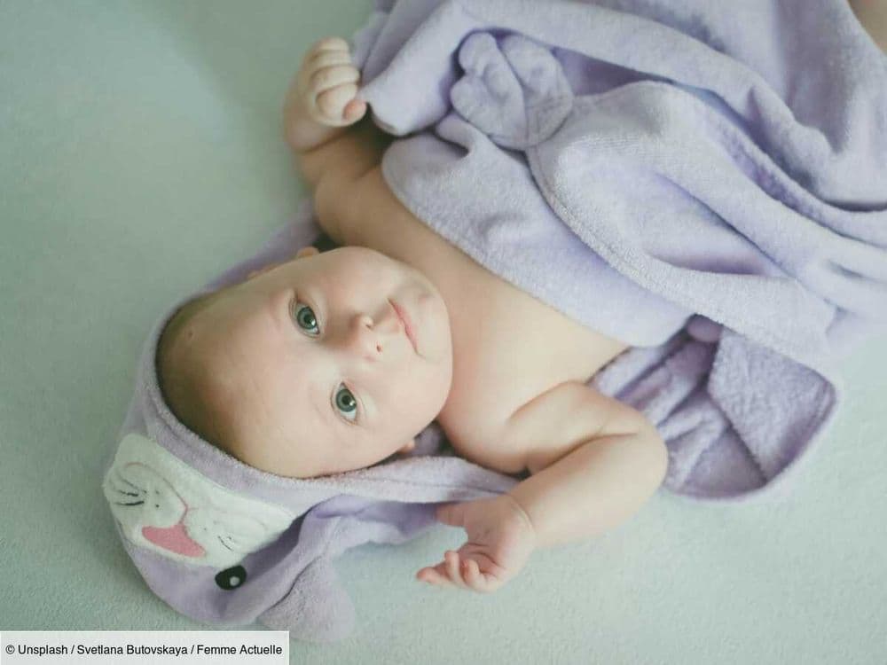 Faut-il donner le bain à bébé tous les jours ? Un pédiatre répond