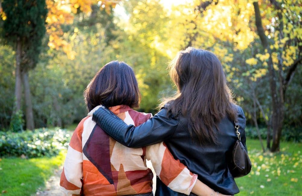 Dans le podcast « Entre Elles » : une mère, une fille et le défi de quitter le nid