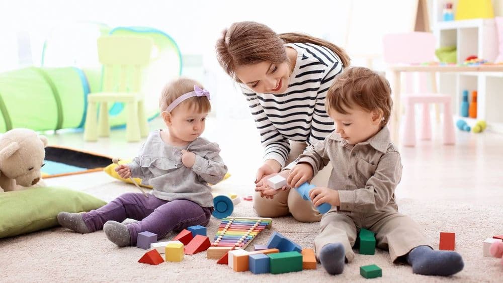 Salaire net : combien gagne au minimum une assistante maternelle ou une nounou à domicile ?