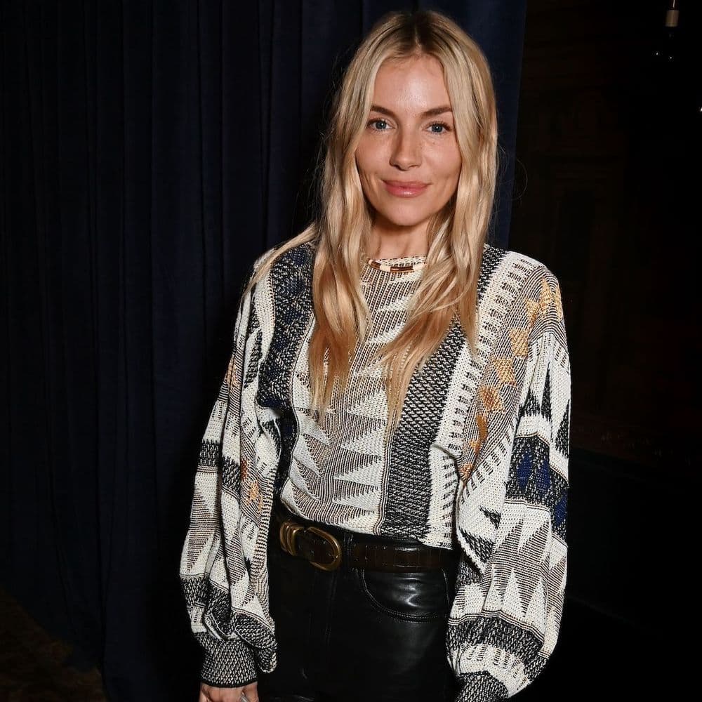 Sienna Miller et Anne Hathaway : leur façon de porter le pantalon en cuir cet automne