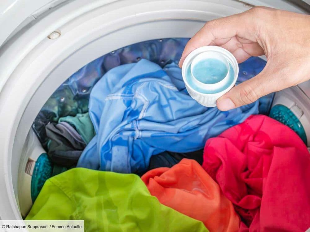 Marre des vêtements qui déteignent au lavage ? Voici l'astuce de grand-mère pour éviter le drame
