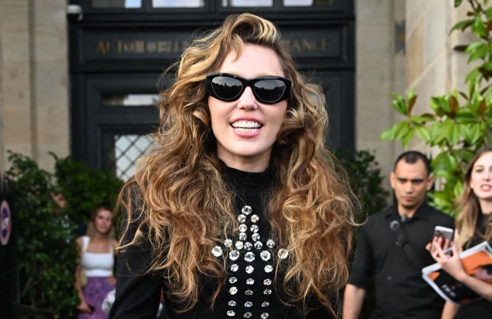 Strass et Tour Eiffel : Miley Cyrus joue avec les clichés parisiens en petite robe noire
