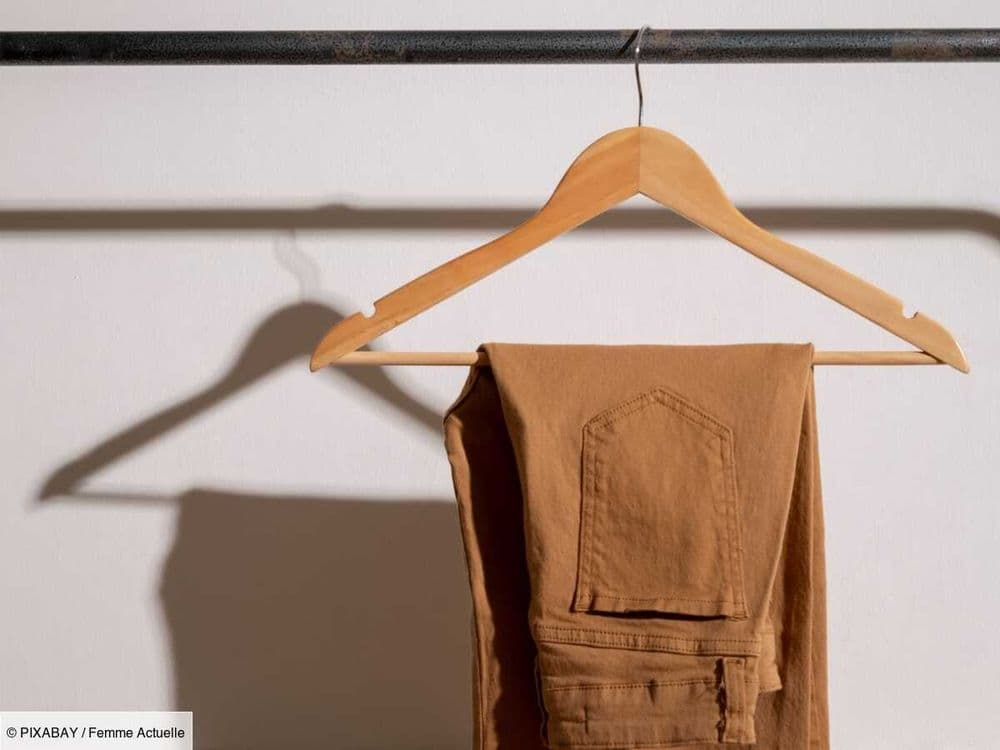 Découvrez la technique imparable pour suspendre un pantalon sur un cintre sans qu’il ne glisse