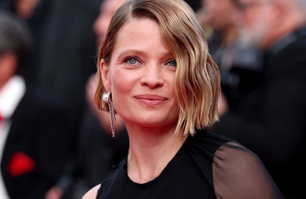 À Cannes, Mélanie Thierry ose le carré court pour sublimer la robe noire