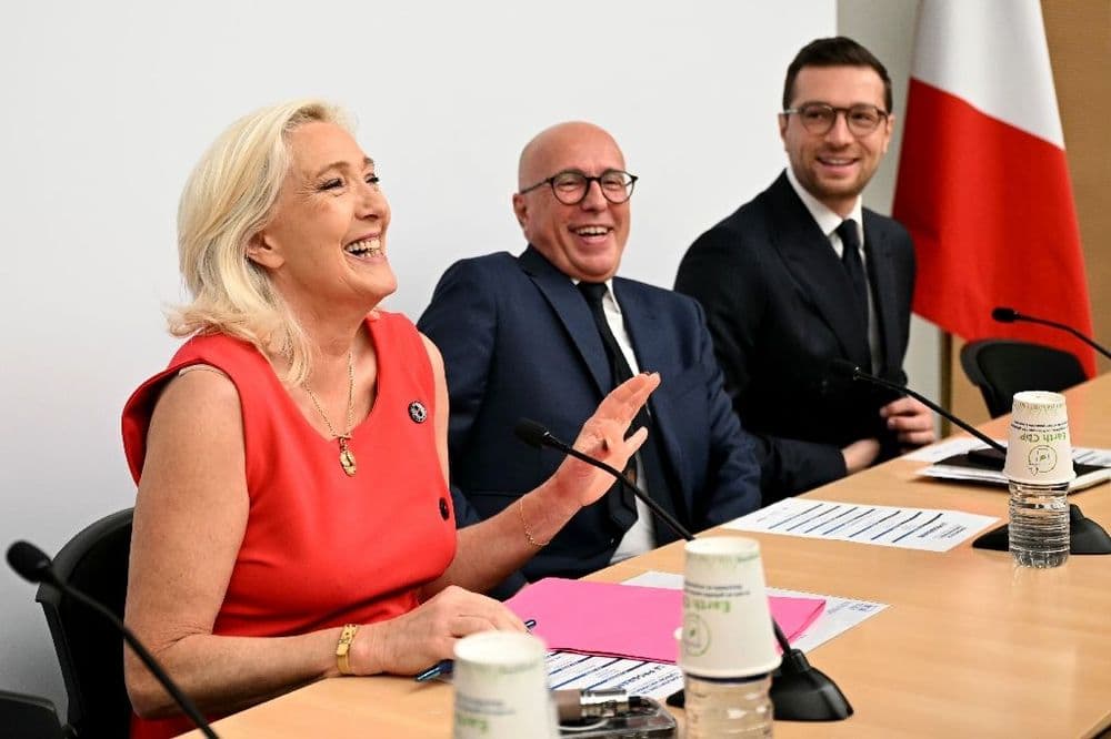 Le Pen exhorte ses troupes à se préparer à une possible dissolution