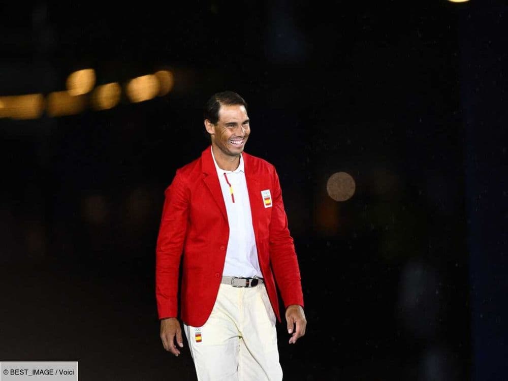 Rafael Nadal : le fils du tennisman, Rafael Junior, fait le pitre depuis un balcon parisien dans les bras de son père