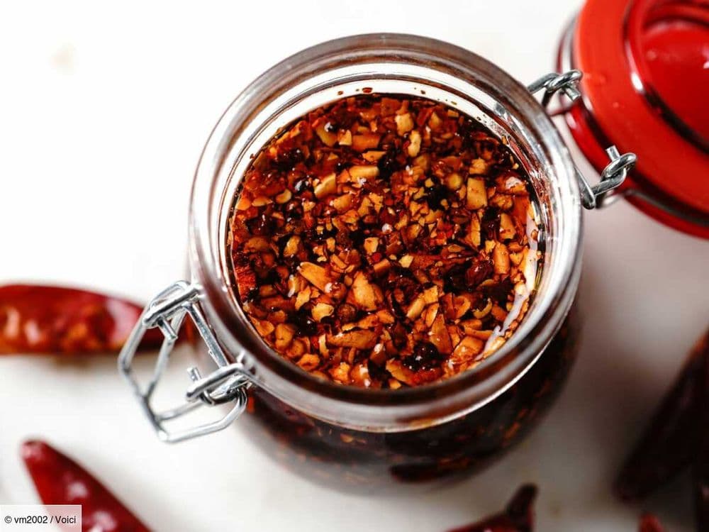 Huile pimentée maison : un chef dévoile sa recette, parfaite pour relever tous nos plats !