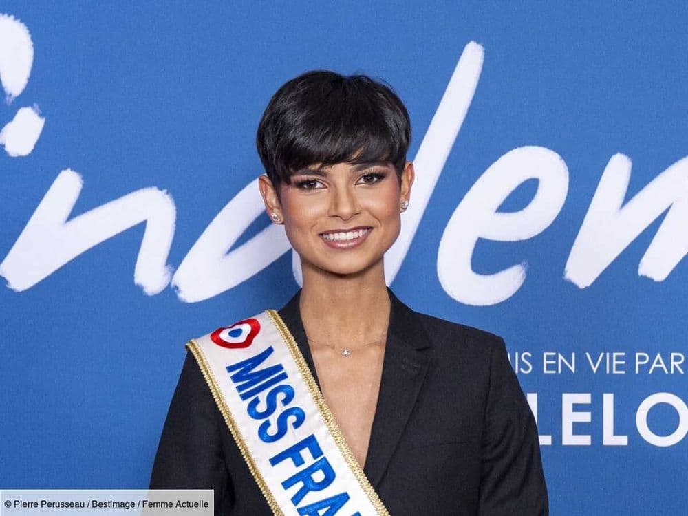 En Côte d’Ivoire avec les miss, Ève Gilles pose dans une somptueuse robe argentée sans manches au col roulé - elle brille de mille feux
