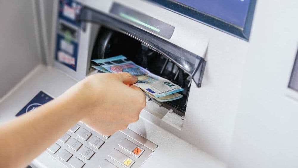 Retrait d'argent au distributeur : faudra-t-il vraiment présenter une pièce d'identité ?