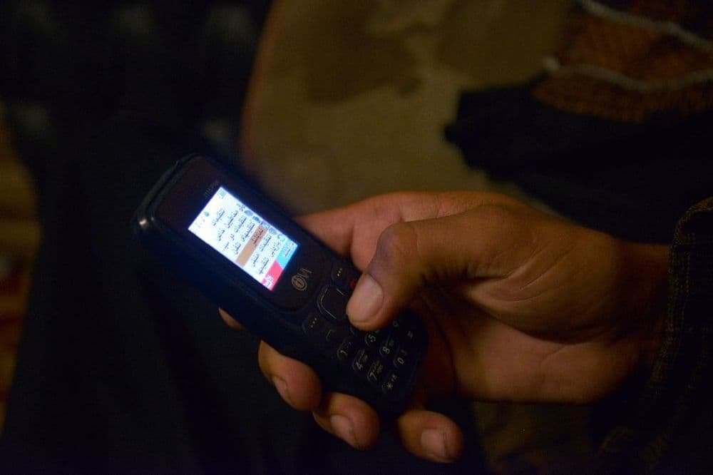 Dans le fief des talibans en Afghanistan, plus de smartphones à l'école