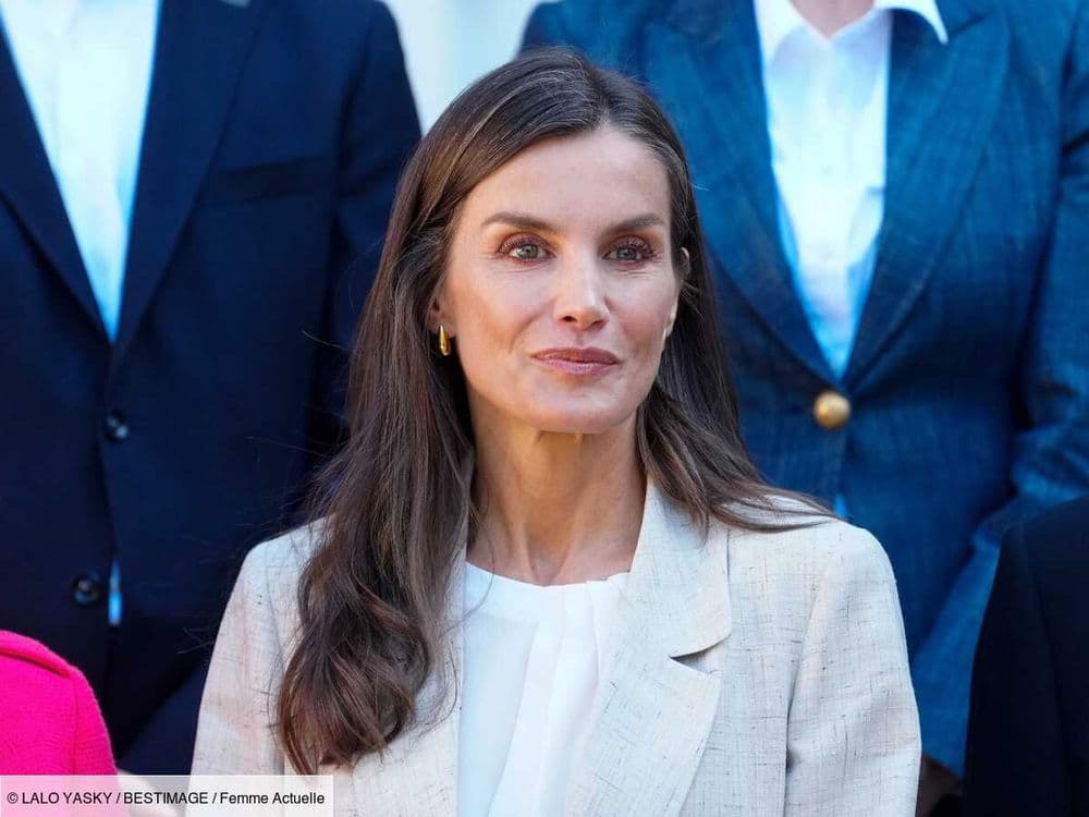 Letizia d’Espagne est sublime dans ce costume-tailleur en lin, parfait pour le printemps