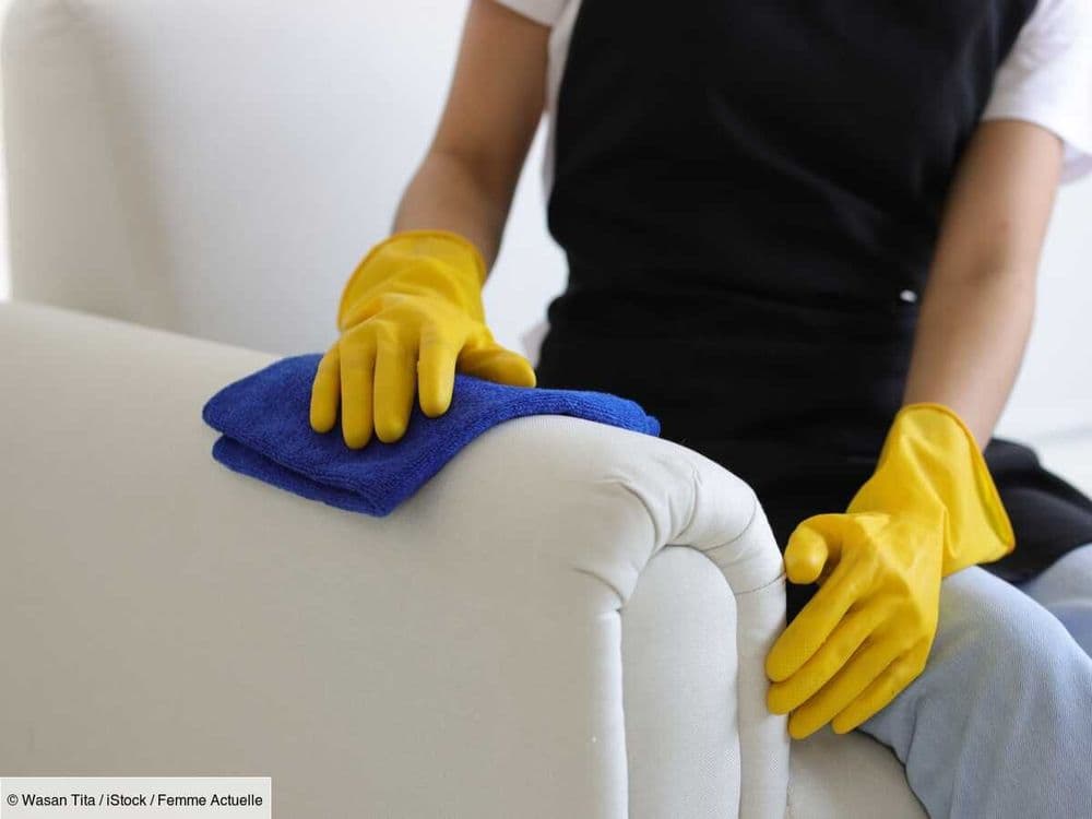 Nettoyer un canapé en tissu taché : la technique qui fonctionne à tous les coups