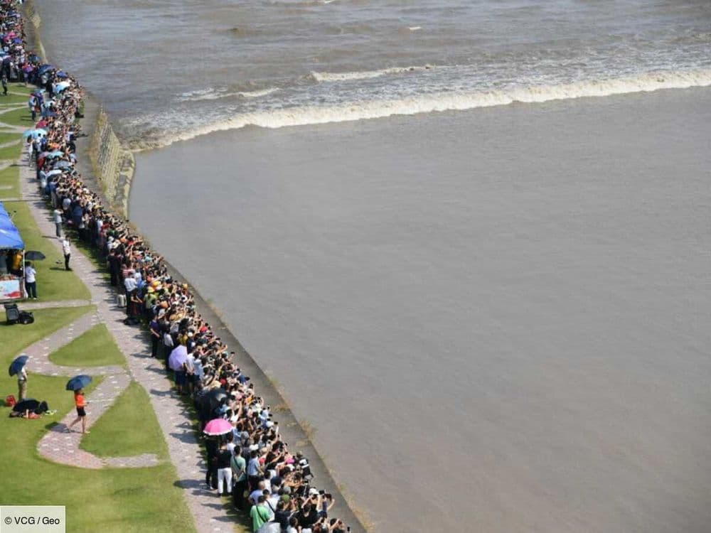 La vague la plus périlleuse du monde est en Chine, certains surfeurs ont tenté de la dompter
