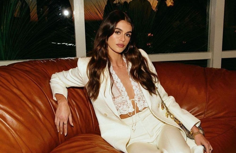 Kaia Gerber succombe au sac à charms