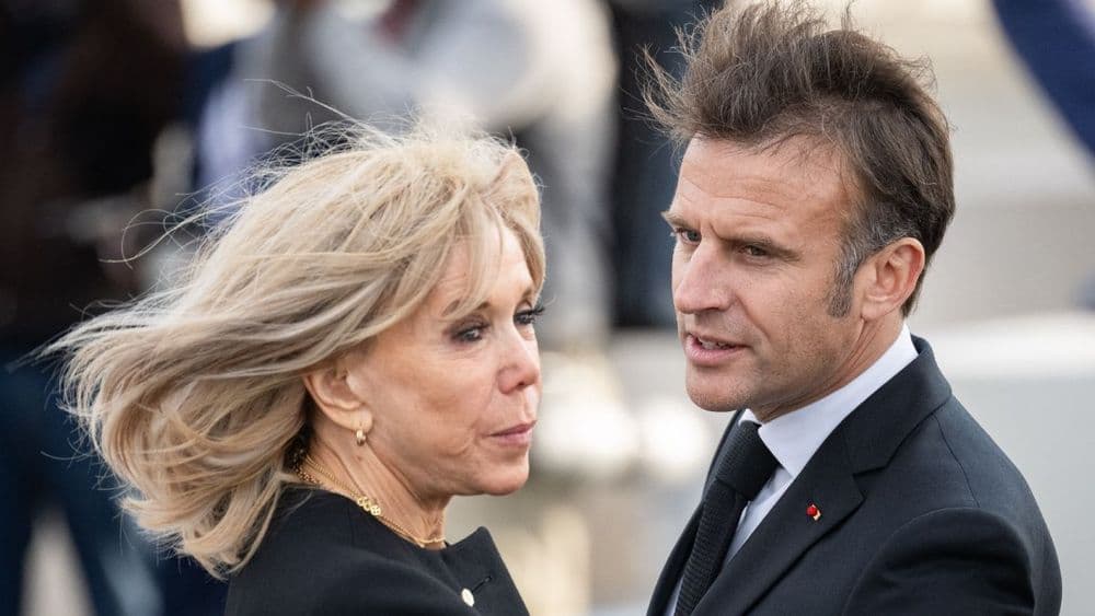 "Tu pourras dormir sur le canapé" : Brigitte Macron met un ultimatum à Emmanuel, tensions conjugales au plumard