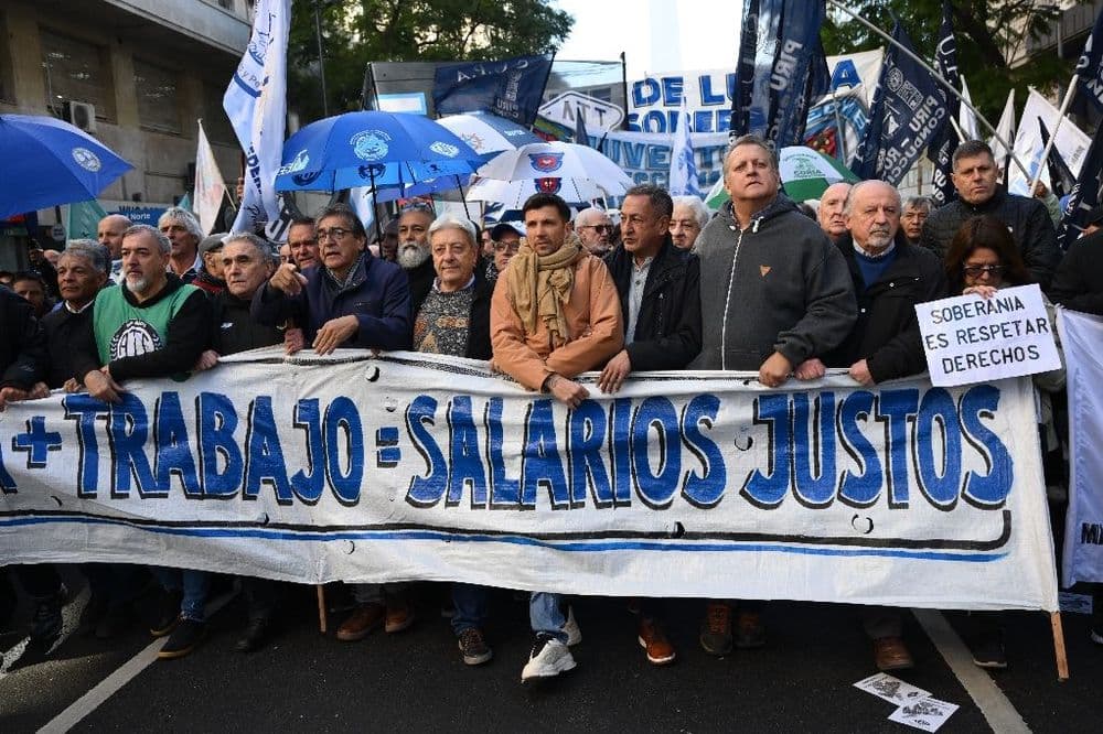 Argentine: retraités et enseignants manifestent, le gouvernement supprime un jour férié