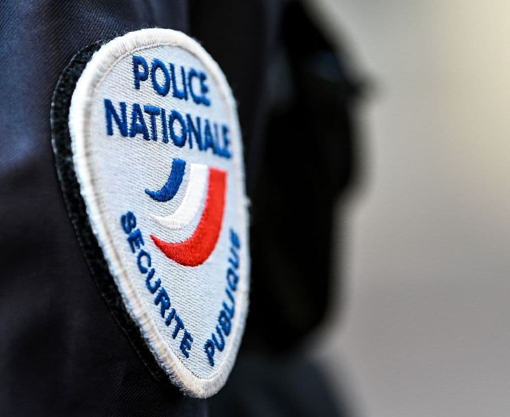 Cachan: violents heurts entre des personnes encagoulées et la police devant le lycée