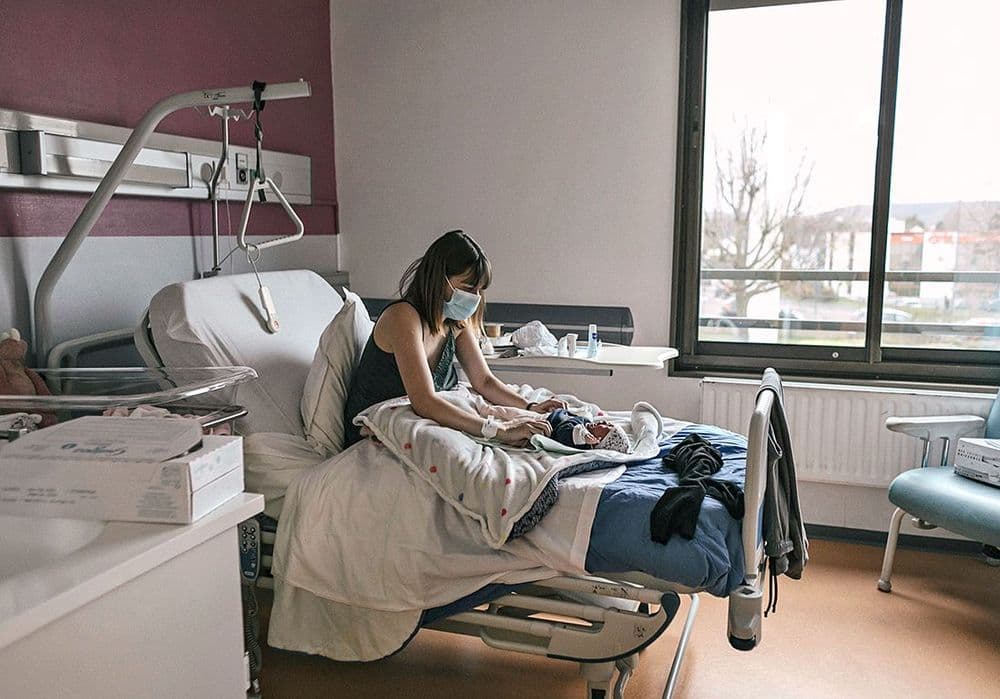 Reportage : les maternités confinées