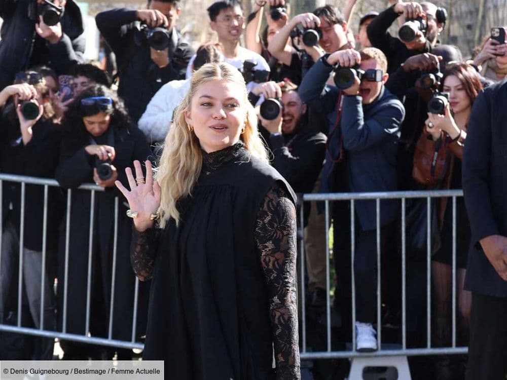 Louane prend la pose dans une robe noire en dentelle romantique, pour assister au défilé Rabanne à la Fashion Week