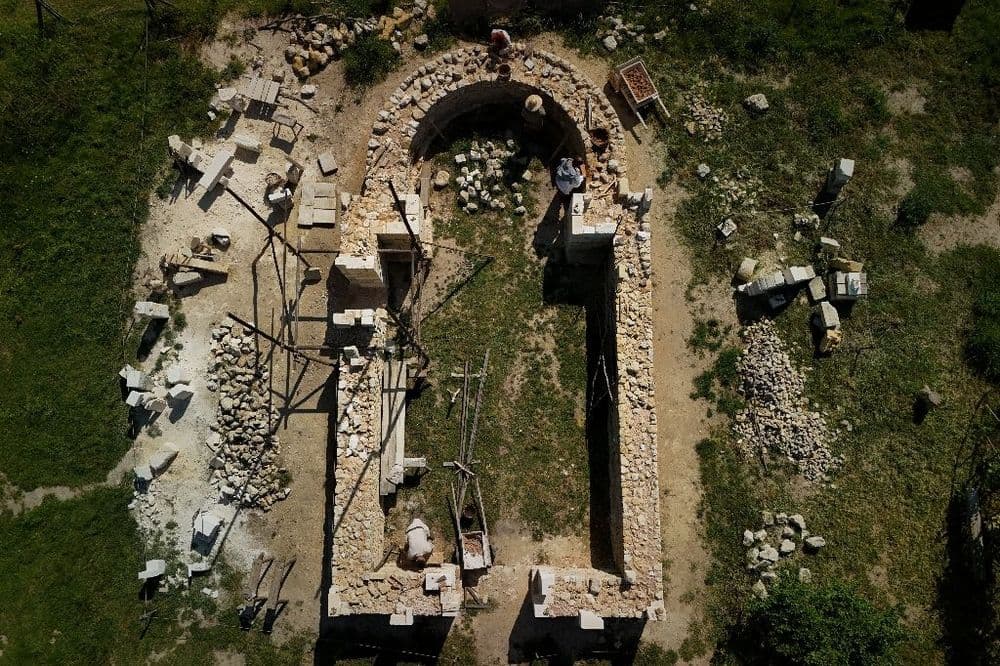 Près de Bordeaux, ils construisent une "cathédrale" gothique avec les techniques médiévales