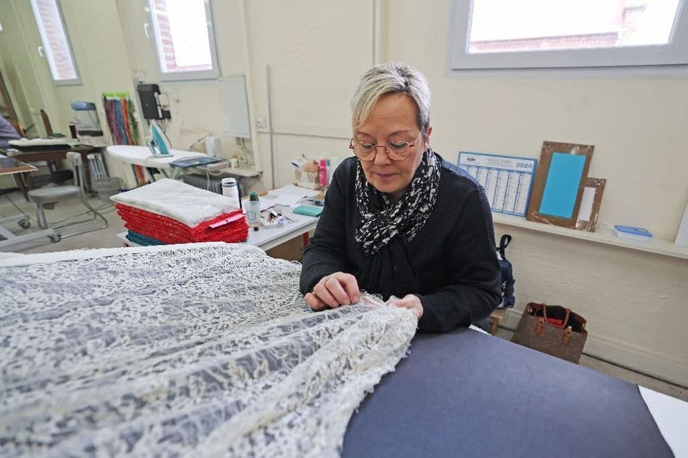 Symbole de luxe, la dentelle de Calais-Caudry lutte pour perpétuer son savoir-faire