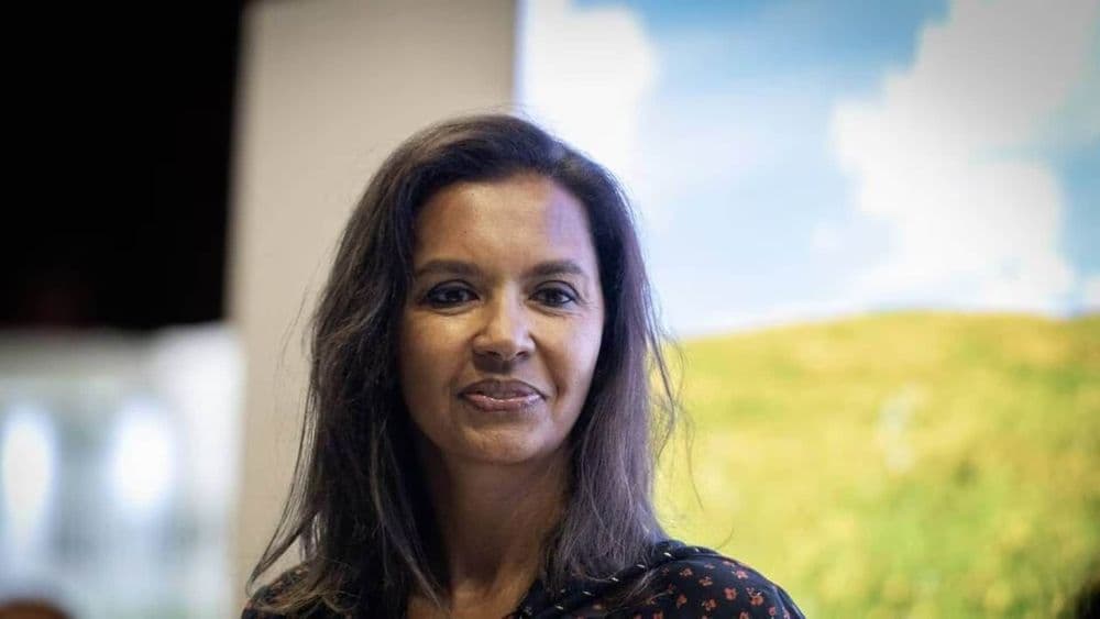 Karine Le Marchand évoque les tromperies et mensonges de ses ex et avoue être devenue "hyper paranoïaque" en amour