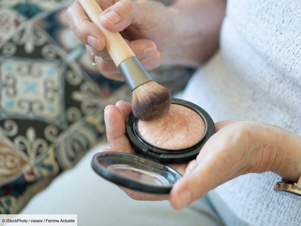 Fond de teint liquide, crème, poudre... Lequel choisir pour ma peau après 60 ans ?