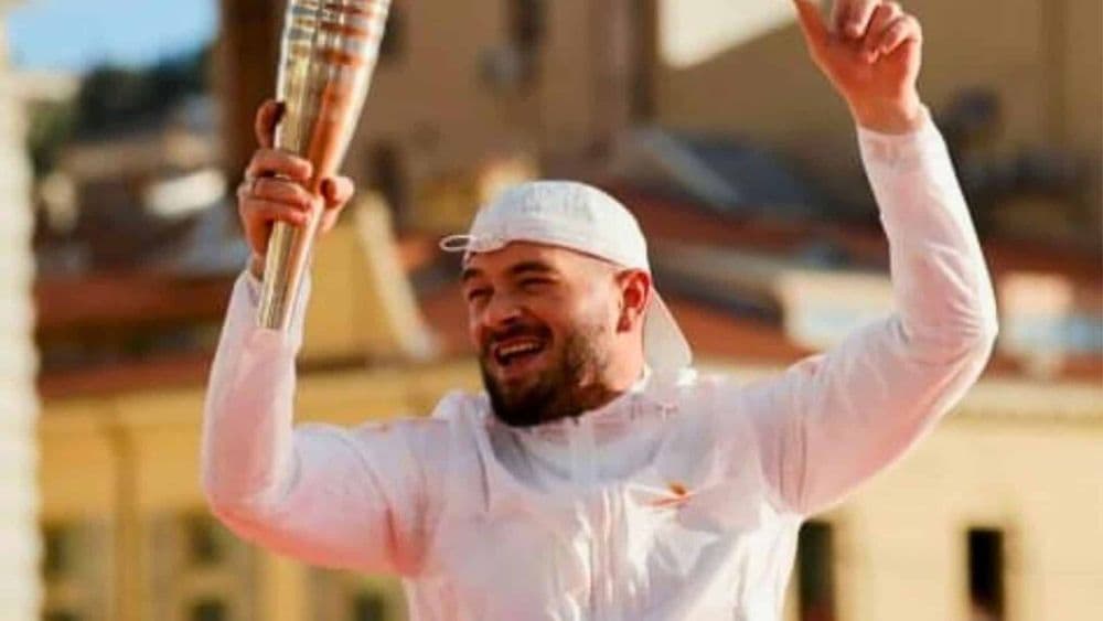 Jul : après avoir allumé le chaudron olympique, le chanteur se fait lyncher sur la Toile et on vous dit pourquoi !