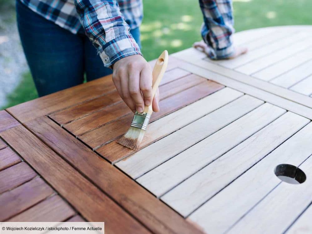 Tables, chaises : faut-il vernir ses meubles en bois extérieurs ?