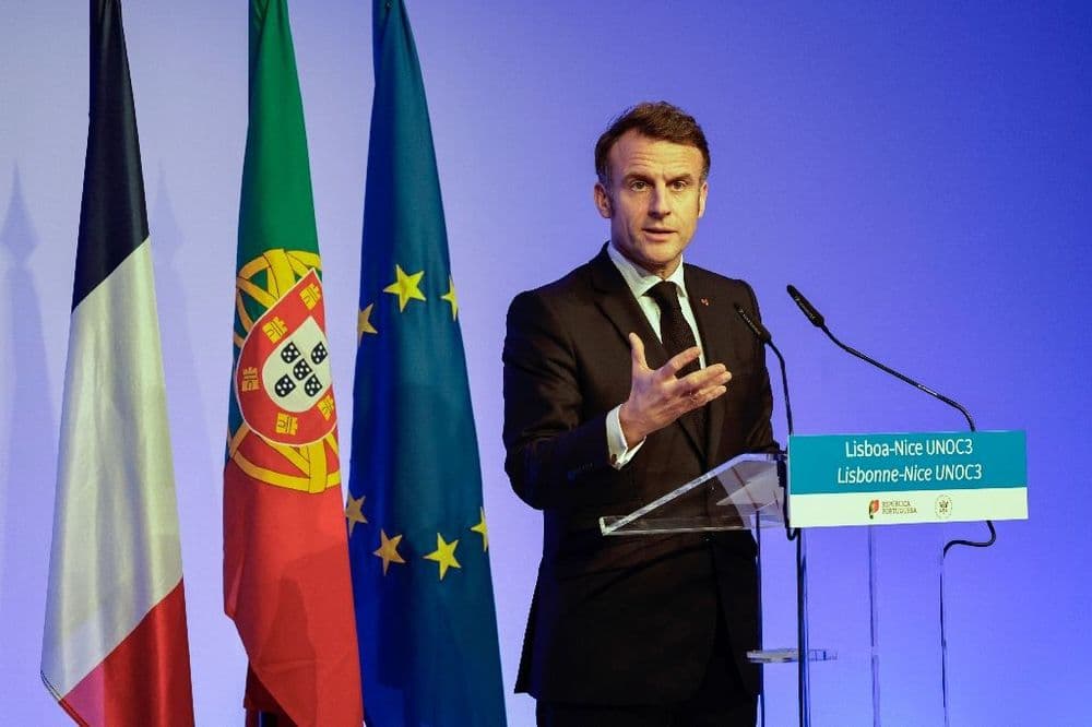 Depuis le Portugal, Macron exhorte l'Europe à refuser la "vassalisation"