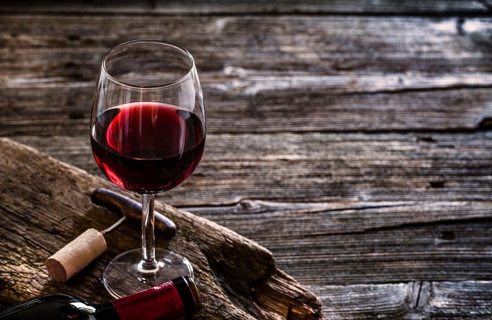 Voici ce qui provoque les maux de tête après avoir bu du vin rouge