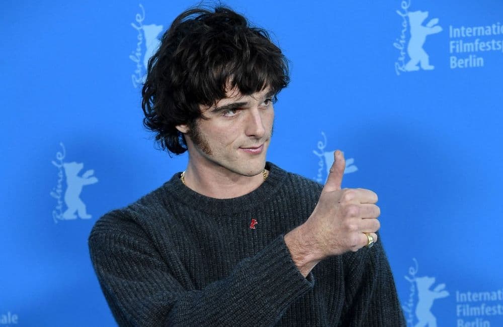 Des tempes au tapis rouge : le retour inattendu des rouflaquettes