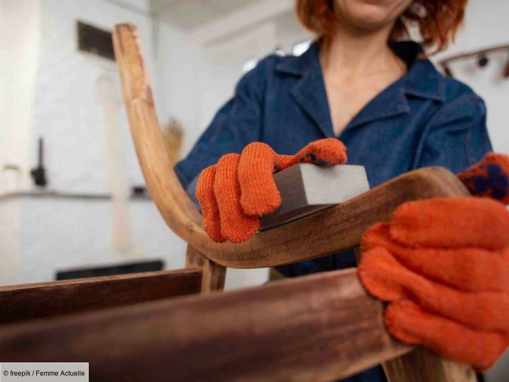 L’astuce bricolage bien pratique pour poncer les angles d’un meuble