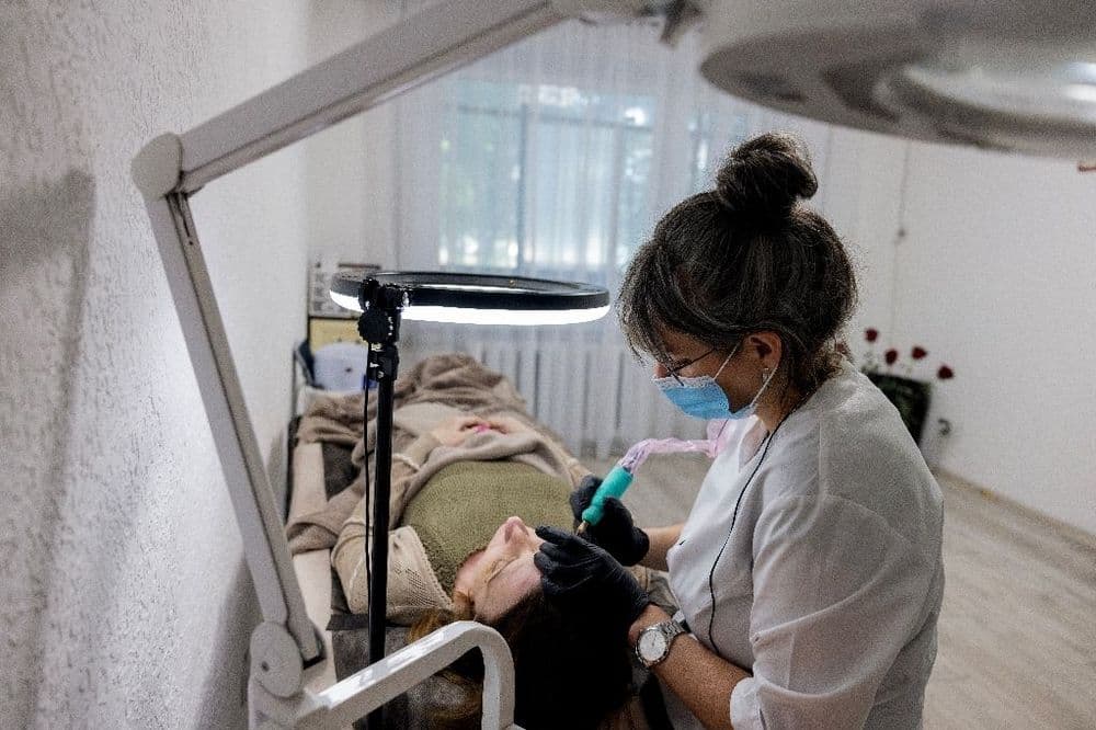 Près du front ukrainien, la beauté quoi qu'il en coûte