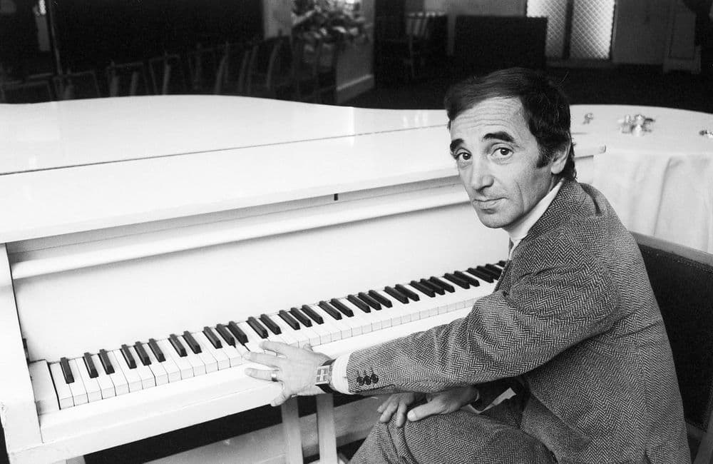« Comme ils disent » de Charles Aznavour : l’histoire derrière cette célèbre chanson engagée