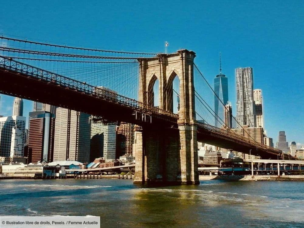 New York : une impressionnante collision d’un bateau avec le pont de Brooklyn fait au moins deux morts et une dizaine de blessés