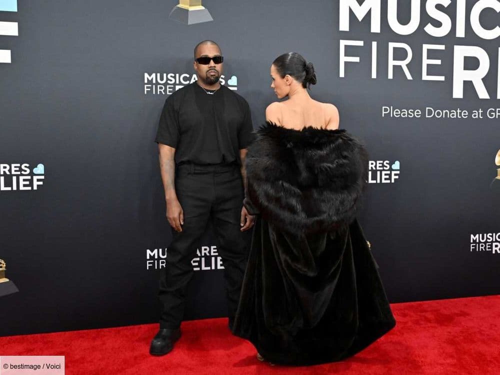 "Tu fais..." : les ordres de Kanye West chuchotés à Bianca Censori sur le tapis rouge des Grammy Awards