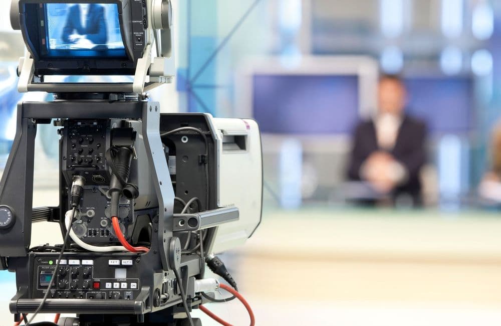 Guillaume Meurice chez Nova, Julien Arnaud remplace Thomas Sotto : on fait le point sur le mercato télé et radio