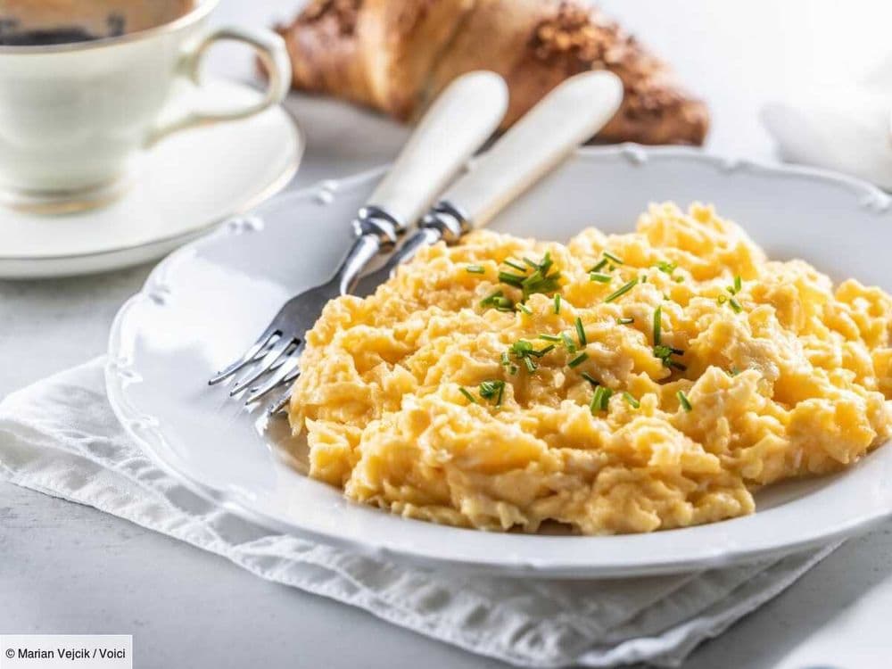 Oeufs brouillés à la grecque : rassasiant et protéiné, ce plat est idéal pour le petit-déjeuner