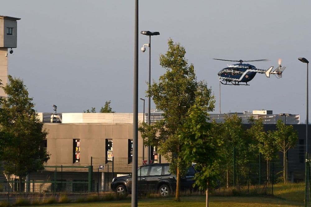 Amra extrait de la prison de Condé-sur-Sarthe en hélicoptère en vue de son audition