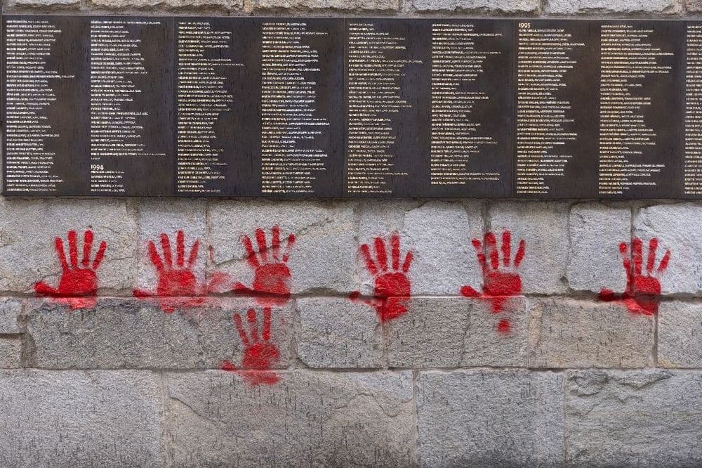 Tags au Mémorial de la Shoah: les enquêteurs sur la piste de trois suspects en fuite à l'étranger