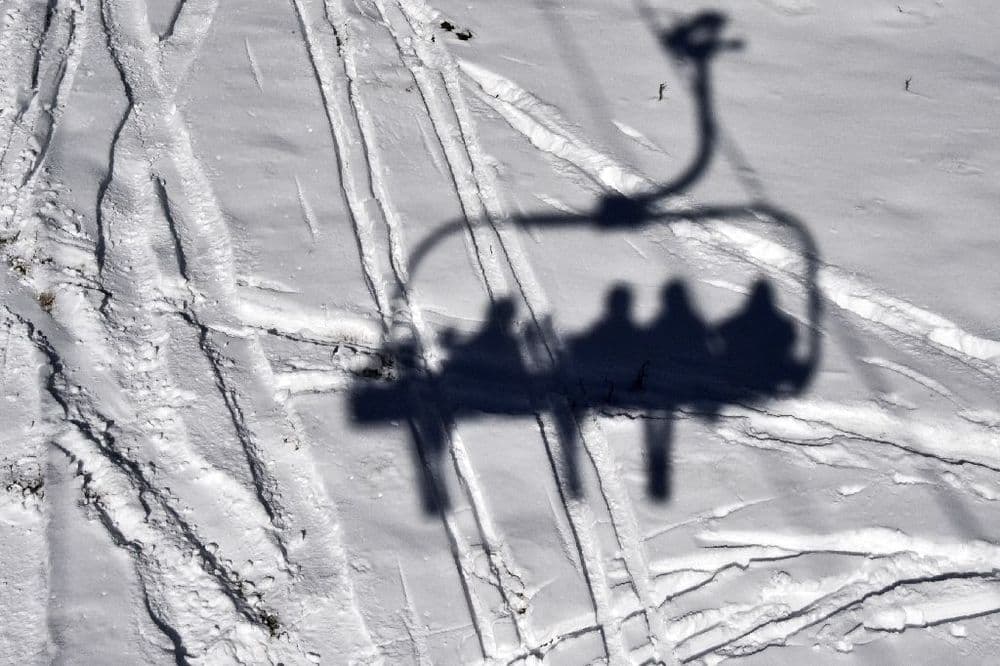 Hautes-Alpes: frayeur pour 240 skieurs bloqués sur un télésiège en panne