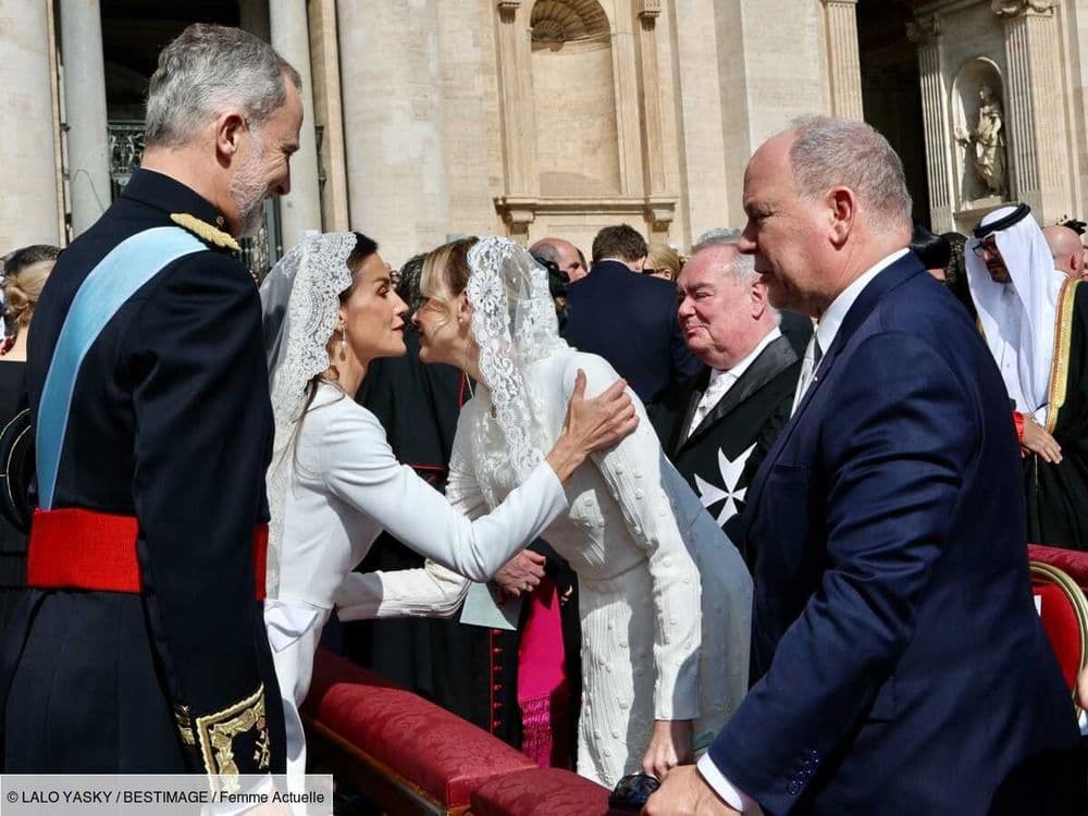 Letizia d'Espagne et Charlène de Monaco vêtues de blanc à la messe du pape Léon XIV : cet accessoire symbolique qu'elles ont toutes les deux adopté
