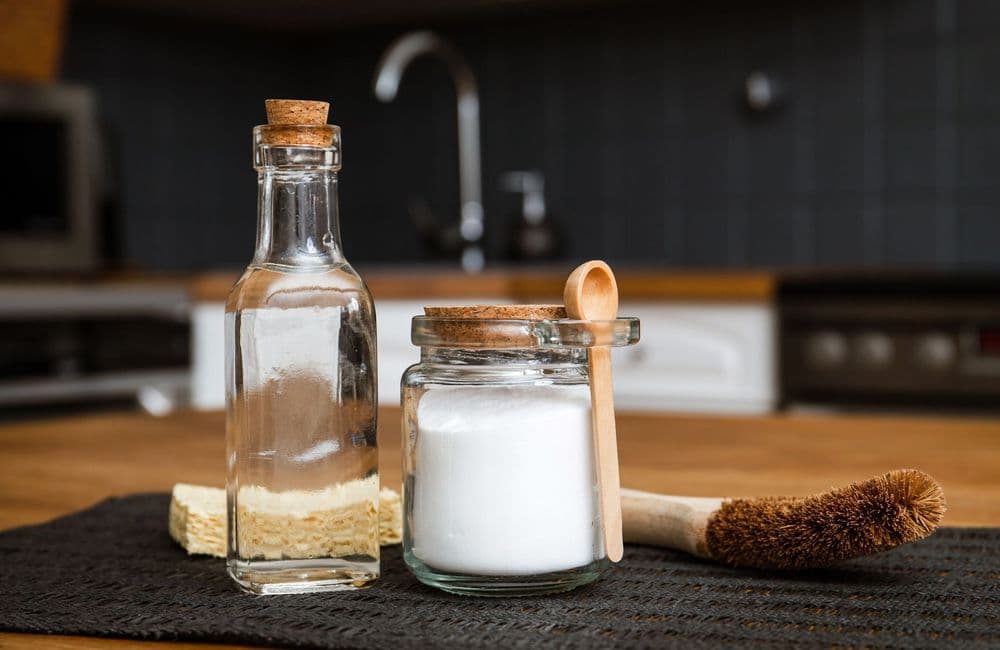 Pourquoi le vinaigre blanc est-il toujours conseillé pour nettoyer la cuisine ?