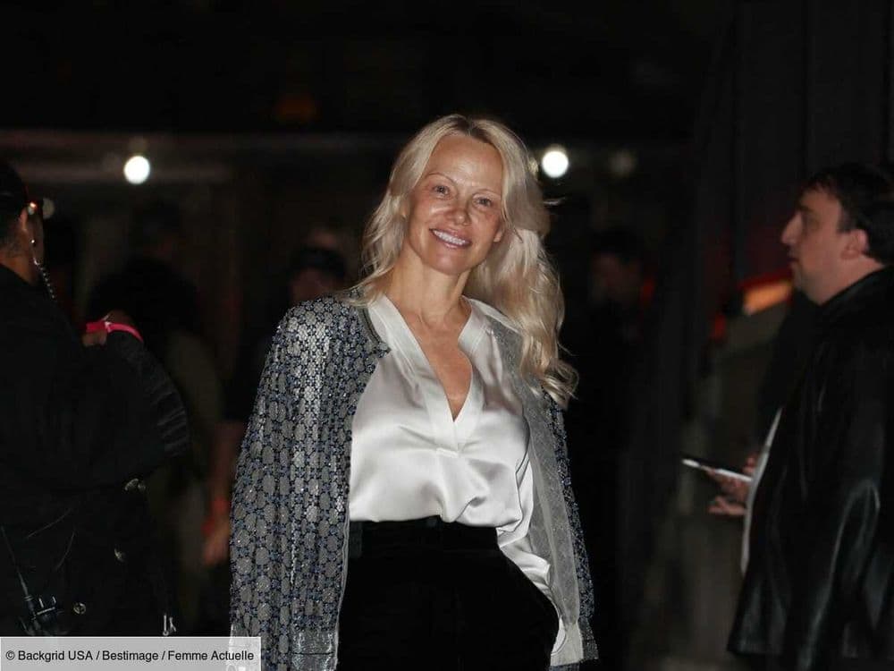 Sans maquillage comme à son habitude, Pamela Anderson incarne le chic dans une blouse en soie et pantalon taille haute pour le défilé Armani à New York