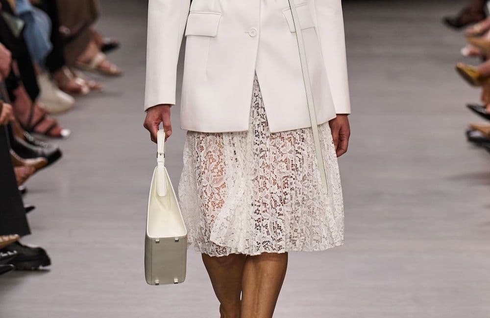 La jupe en dentelle : la tendance chic et légère à adopter ce printemps